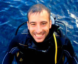 Instructor de buceo Luis Galdeano saliendo del agua