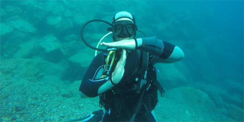 Señales de buceo mitad de botella